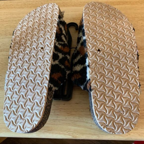 NWT Secret Treasures Fluffy Slide Sandals Animal Print Size 8 Gorgeous - Picture 4 of 5